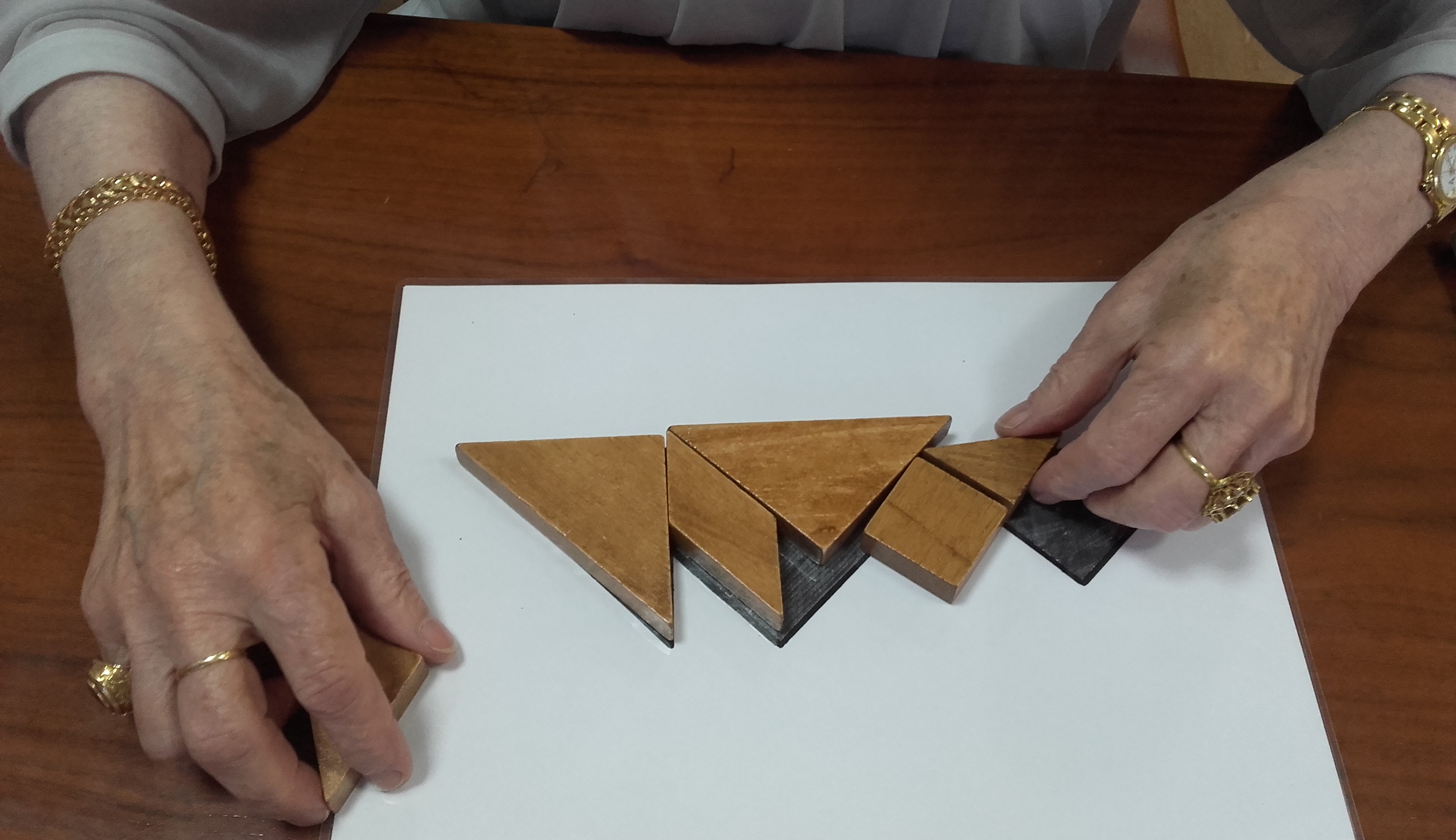 Haciendo un puzle en el taller de psicoestimulación
